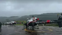 Policiais e bombeiros resgatam corpos de vítimas de acidente em São Paulo.