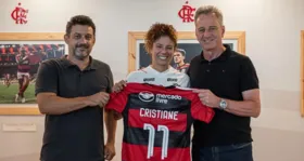 Atacante Cristiane com os dirigentes do Flamengo