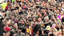 Completando 35 anos, o bloco mantém o tijuco passado na pele como seu “abadá”.