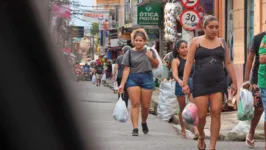 Nas ruas e lojas do Centro Comercial, consumidores escolhem os produtos que irão presentear na programação natalina