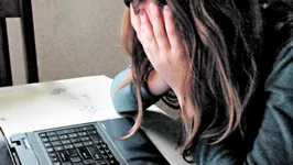 Pais devem acompanhar os filhos na internet para evitar a prática de cyberbullying e responsabilização