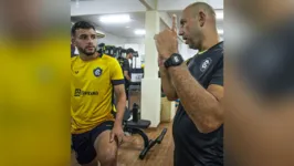 Atleta Raimar com um profissional da comissão técnica do Leão