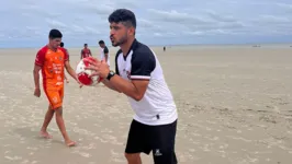 Técnico Rodrigo Reis em atividade com a equipe na praia de Crispim