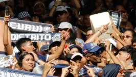 Preço abusivo da água comercializada por ambulantes não refrescou a torcida no calor no Mangueirão.