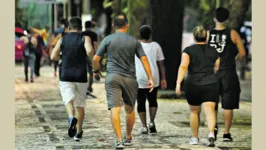 Pessoas caminhando na praça.