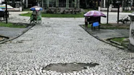 Praça Batista Campos, uma das mais tradicionais e em pleno centro, também é só descaso.