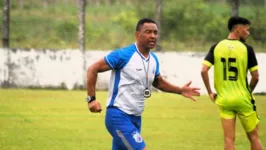 Técnico Rogerinho em preparação para o clássico