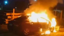 O incêndio, que ocorreu por volta das 5h, destruiu completamente o veículo modelo Honda Civic