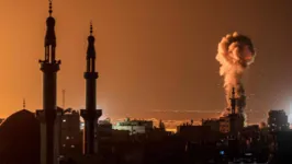Coluna de fumaça sobe em Rafah, cidade ao sul da Faixa de Gaza, após ataque israelense