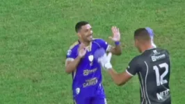 Magno comemora o primeiro gol do Mapará