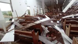 Escombros após desabamento de teto da Paróquia de Sant'Ana e São Joaquim na noite de quinta-feira (21), em Montezuma, Minas Gerais