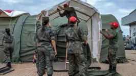 Equipes do Exército iniciam as instalações para dar suporte aos doentes
