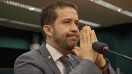 O deputado André Janones (Avante-MG) é suspeito de ter organizado um esquema de "rachadinha" dentro de seu gabinete