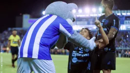 Juninho caiu no gramado após o gol e foi abraçado pelo Lobo