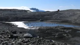 Antes, o nível do lago Boeckella, na Antártida, chegava até a edificação observada ao fundo