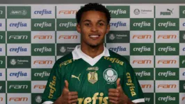 Jogador foi apresentado na Academia de Futebol do Palmeiras.