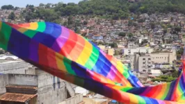 A população LGBTQIA+ encontra uma série de dificuldades para acessar serviços públicos em favelas do Rio de Janeiro.