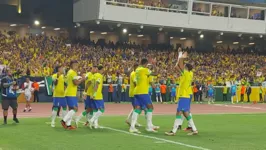 Jogadores da seleção comemorando gol contra a Bolívia, no Mangueirão