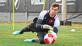 Léo Jardim é presença garantida no gol vascaíno.