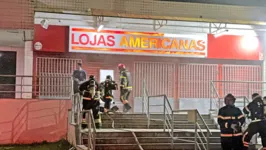 Bombeiros tentam combater as chamas