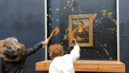 Ativistas jogando sopa no quadro da Mona Lisa, em Paris.