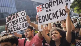 Estudantes protestam contra a reforma do ensino médio na avenida Paulista, em São Paulo