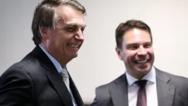 O então presidente Jair Bolsonaro (PL) e e o então diretor-geral da Abin, Alexandre Ramagem, em foto na agência em 2020