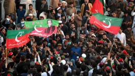 Apoiadores de Imran Khan protestam contra suposta fraude eleitoral em Peshawar, Paquistão