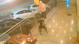 Os envolvidos iniciam uma briga, e, em dado momento, o agente chega a sacar a arma dentro do bar e ameaça os clientes