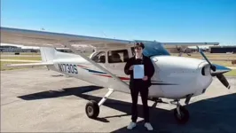 Logan Timothy James durante recebimento de certificado de piloto.