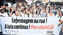 Enfermeiros, técnicos de enfermagem, auxiliares e parteiras em greve pelo reajuste da categoria.