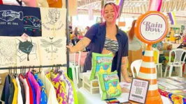Julienny Melo, criadora da Rainbow House desde 2018. Faz desde o design até o produto final, roupas e acessórios autorais e feitos à mão.