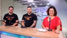 Os sócios Gabriel Vasconcelos e Neto Fonseca com a jornalista Haynna Hálex no estúdio para gravação do especial Estrela Azul.