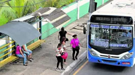 Os pontos de ônibus não oferecem nenhuma proteção para quem precisar esperar o coletivo