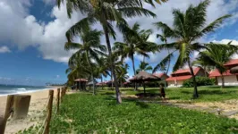 O casal descobriu uma câmera de vídeo em frente à cama de um flat no OKA Beach Residence, um resort situado na praia de Muro Alto, em Porto de Galinhas.