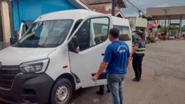 Motorista da van não quis saber de parar no posto da Sefa e tentou se esconder dentro da cidade