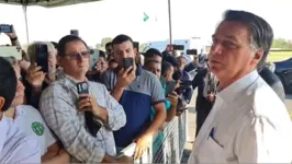 Agora o "cercadinho" do ex-presidente é na praia