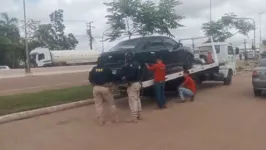 Veículo estava estacionado em local proibido e foi recolhido