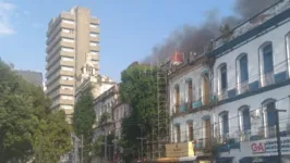 Incêndio em casarão histórico deixou famílias desabrigadas.