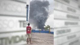 Uma grande cortina de fumaça podia ser vista nas proximidades