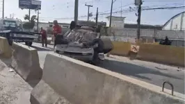 Veículo capotou em meio a Rodovia