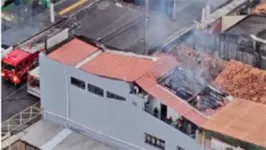 Imagem ilustrativa da notícia Salão de beleza pega fogo no centro de Belém. Veja o vídeo! 