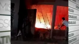 Incêndio atingiu uma casa e deixou uma pessoa ferida.