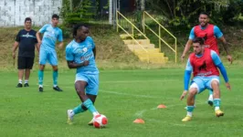 João Vieira (de vermelho) irá acompanhar o nascimento do filho