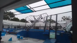Quadra do Colégio Physics da avenida Augusto Montenegro foi destruída com a força dos ventos que atingiram Belém nesta terça-feira (16)
