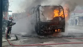 Ônibus foi destruído pelo fogo na Cidade Nova 8, em Ananindeua.