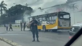 Ônibus é consumido pelo fogo na avenida Augusto Montenegro.