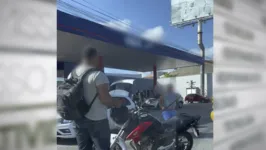 Em um momento tenso, o motorista chegou a puxar um terçado do porta-malas do veículo.