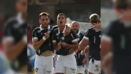 Echaporã comemorando o primeiro gol com a camisa azulina