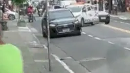 Carro que atropelou motoqueiro e policial